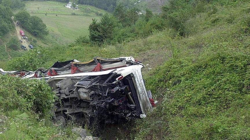 Otobüs uçuruma yuvarlandı: 33 ölü