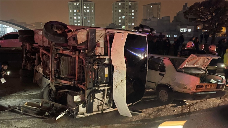 Gaziantep te devrilen polis midibüsündeki 5 memur yaralandı