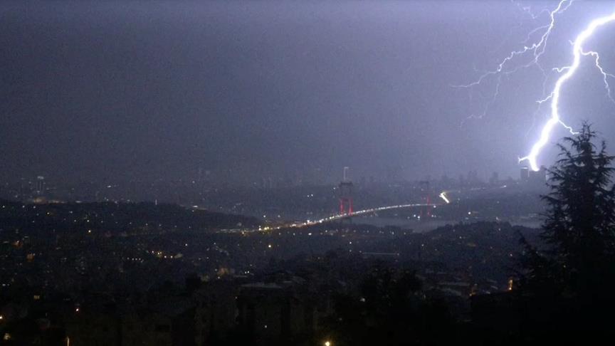 İstanbul da şiddetli yağış hava trafiğini aksattı