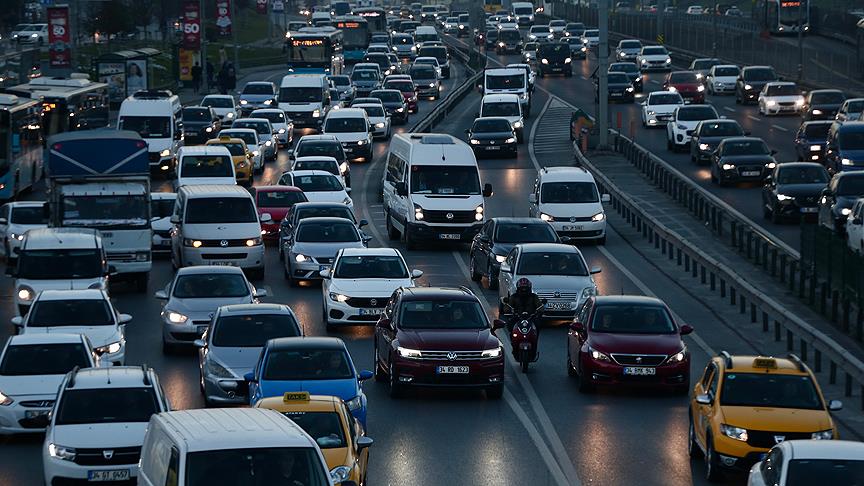 Tatilciler dönüş yolunda trafiği kilitledi