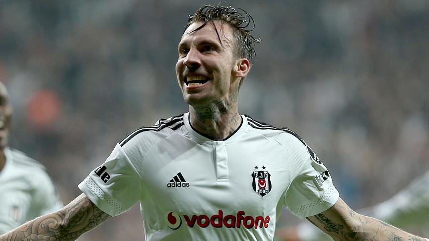 Beşiktaş  o  futbolcu ile yollarını ayırdı!