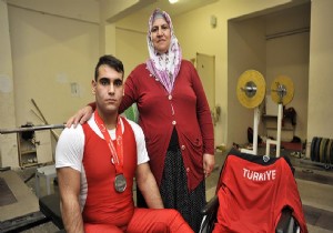 Annesi sırtında taşıdı, Avrupa ikincisi oldu