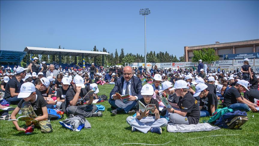 Binlerce öğrenci stadyumda kitap okudu