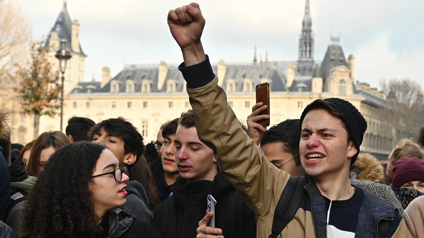 Fransa da lise öğrencilerinden  kara salı  eylemi