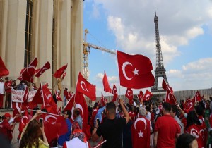 Paris te  FETÖ  protestosu vardı!