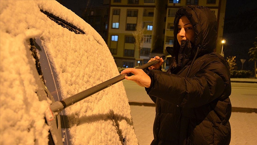 Erzurum da kar etkili oluyor