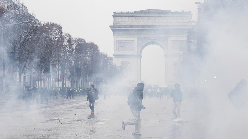 Fransa da dünkü gösterilerde 242 gözaltı