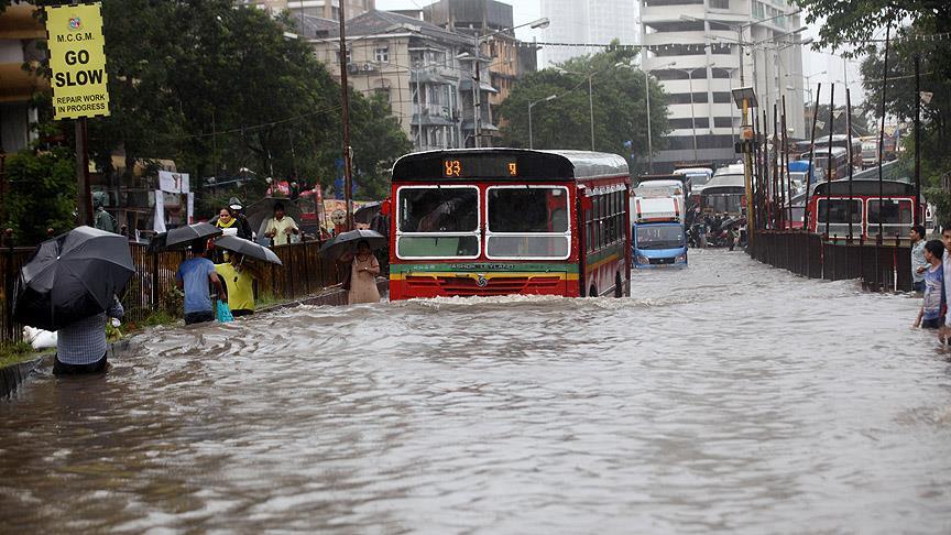 Sel Hindistan da hayatı felç etti