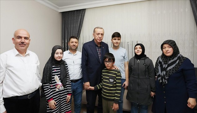 Cumhurbaşkanı Erdoğan, görme engelli hafız Ravzanur'u evinde ziyaret etti