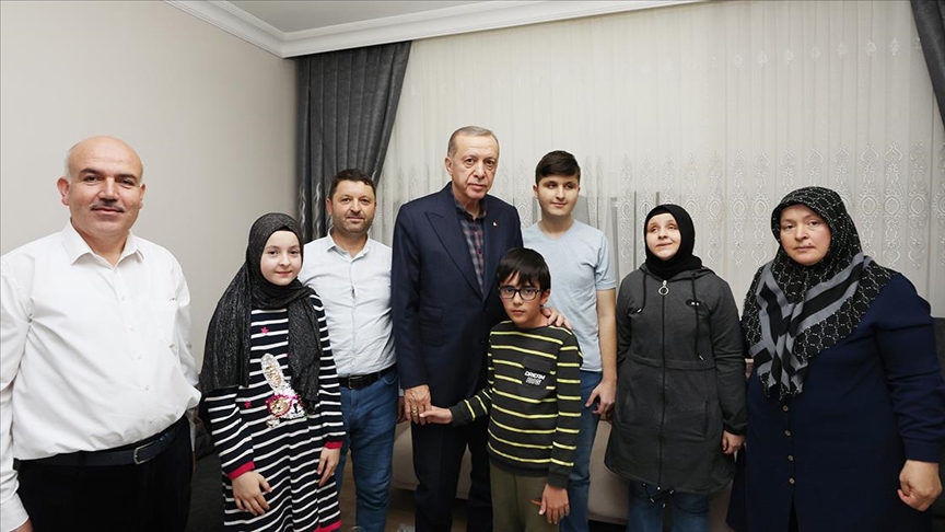 Cumhurbaşkanı Erdoğan, görme engelli hafız Ravzanur u evinde ziyaret etti