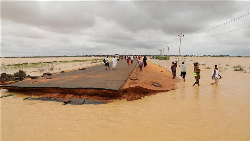 Sudan daki sellerde hayatını kaybedenlerin sayısı 100 e yaklaştı