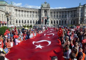 Avusturya da  teröre tepki  yürüyüşü!