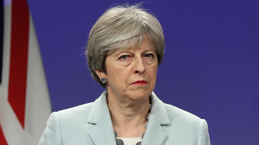 Theresa May den güven oylaması zaferi