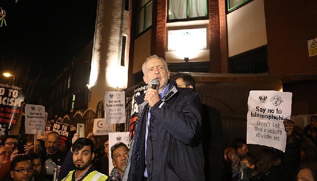 Corbyn den Trump a cami daveti!