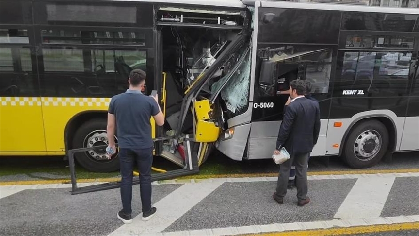 İstanbul da iki metrobüs çarpıştı