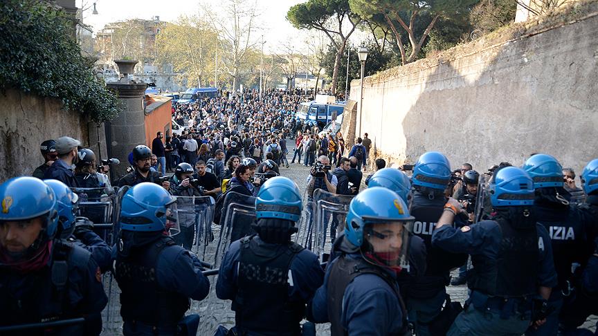 İtalya da aşırı sağ karşıtı protesto