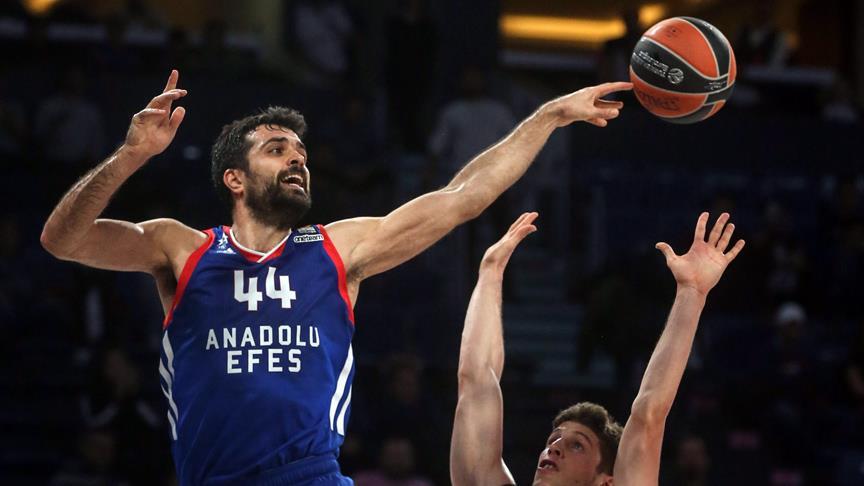 Anadolu Efes 4 maç sonra kazandı