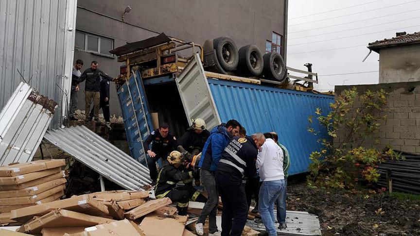 Mobilya fabrikasında konteyner devrildi: 2 ölü