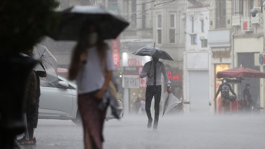 AKOM saat vererek uyardı: İstanbul u sağanak vuracak