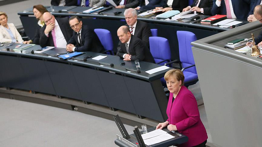 Merkel hükümet programını okudu