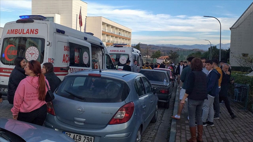 Zonguldak ta yurtta kalan 34 öğrenci gıda zehirlenmesi şüphesiyle hastaneye kaldırıldı