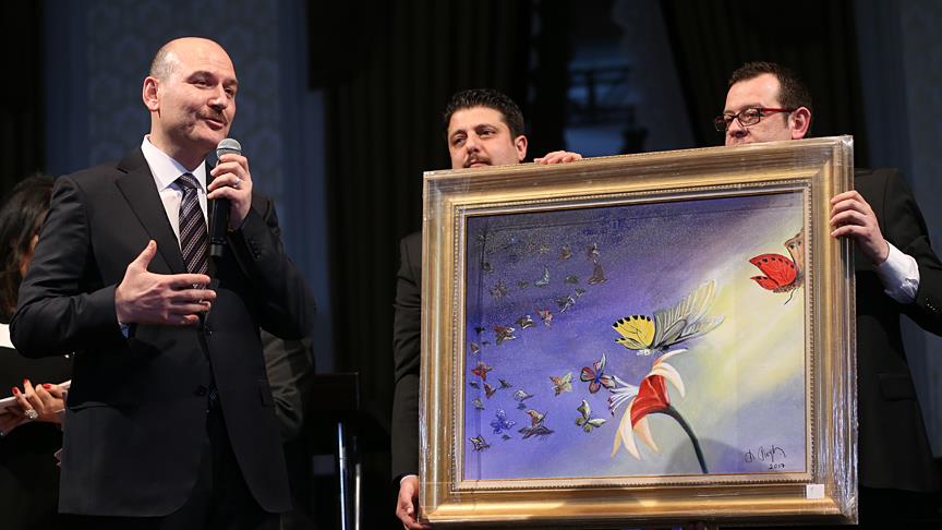 Soylu nun kelebek hastaları için yaptığı resim 500 bin liraya satıldı