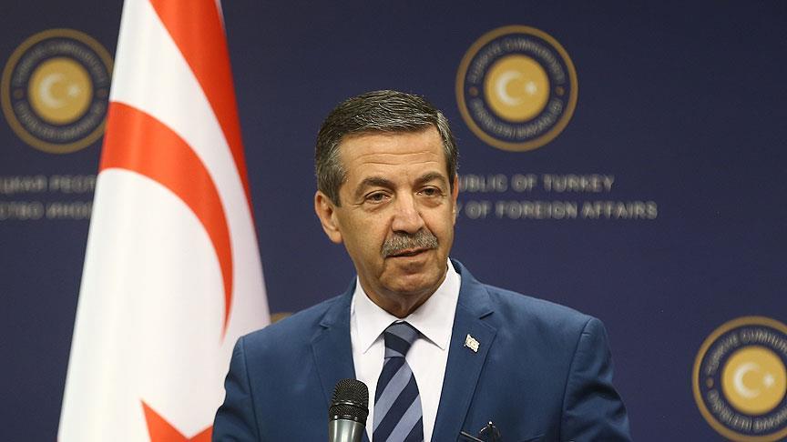 Masaya eşit olarak oturmuyoruz!