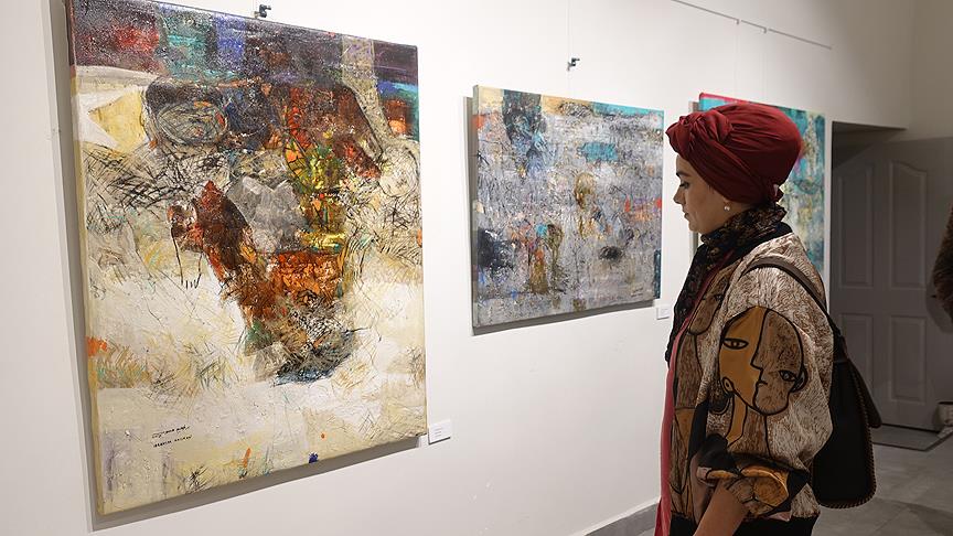 Suriyeli sanatçının  Kaldırımdaki Çocukluk  sergisi açıldı