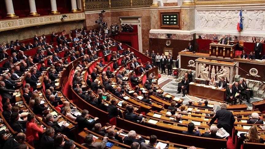 Fransa da tartışmalı emeklilik reformu onaylandı