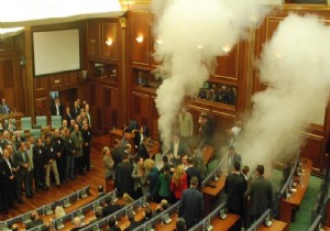 Meclise yine gaz bombası atıldı