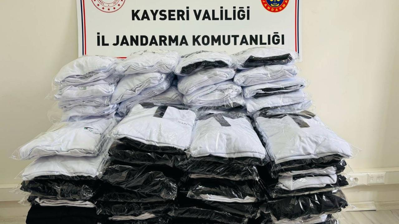 Kayseri de 320 bin lira değerinde sahte tişört ele geçirildi