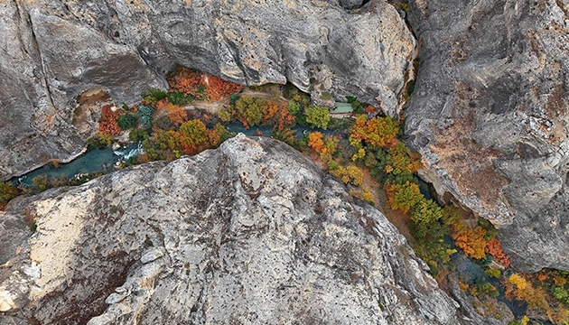 Tohma Kanyonu nda renk cümbüşü