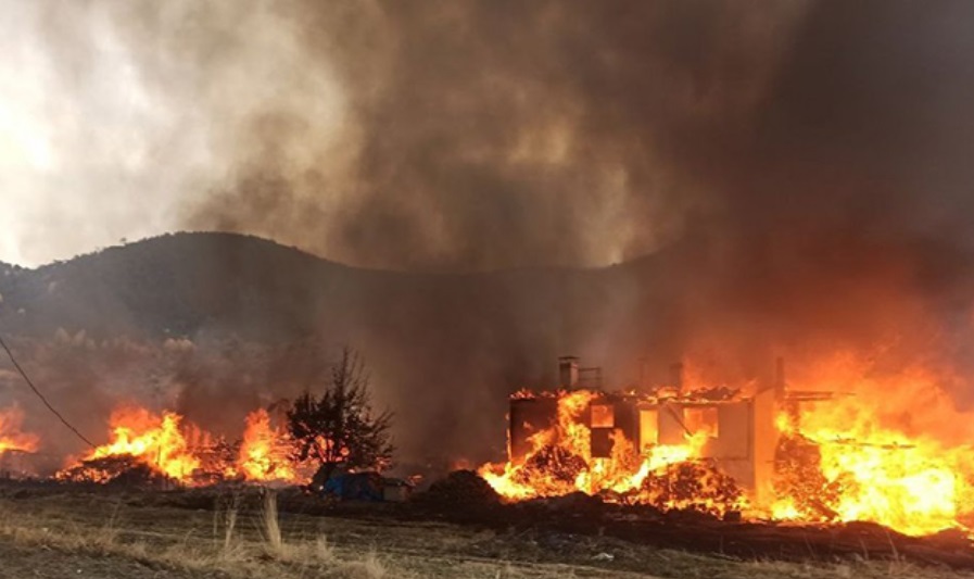 Kastamonu - Tosya da büyük yangın! Evler küle döndü