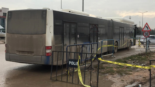 Servis bekleyen gazi ve avukatlara otobüs çarptı
