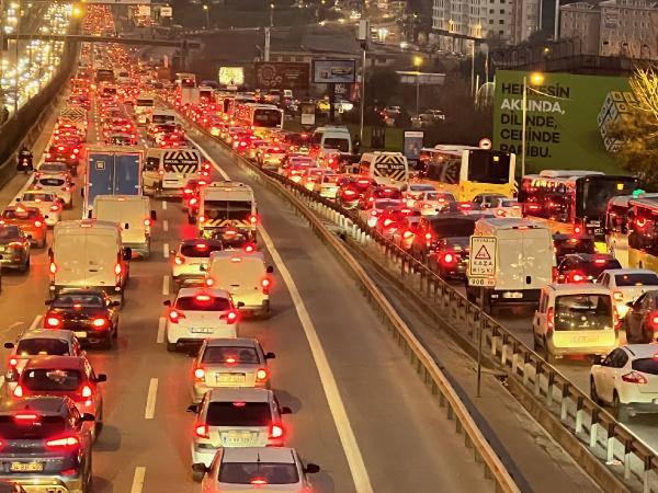 İstanbul da trafik durma noktasına geldi