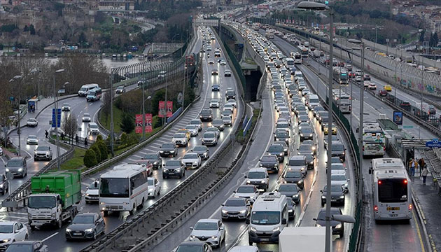 İstanbul da akşam saatlerinde trafik yoğunluğu yüzde 83 e çıktı