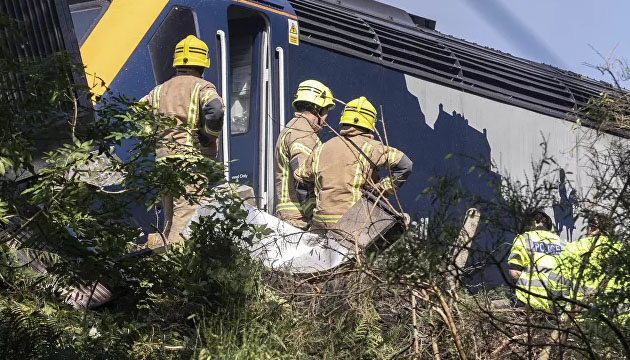 İskoçya da yolcu treni raydan çıktı