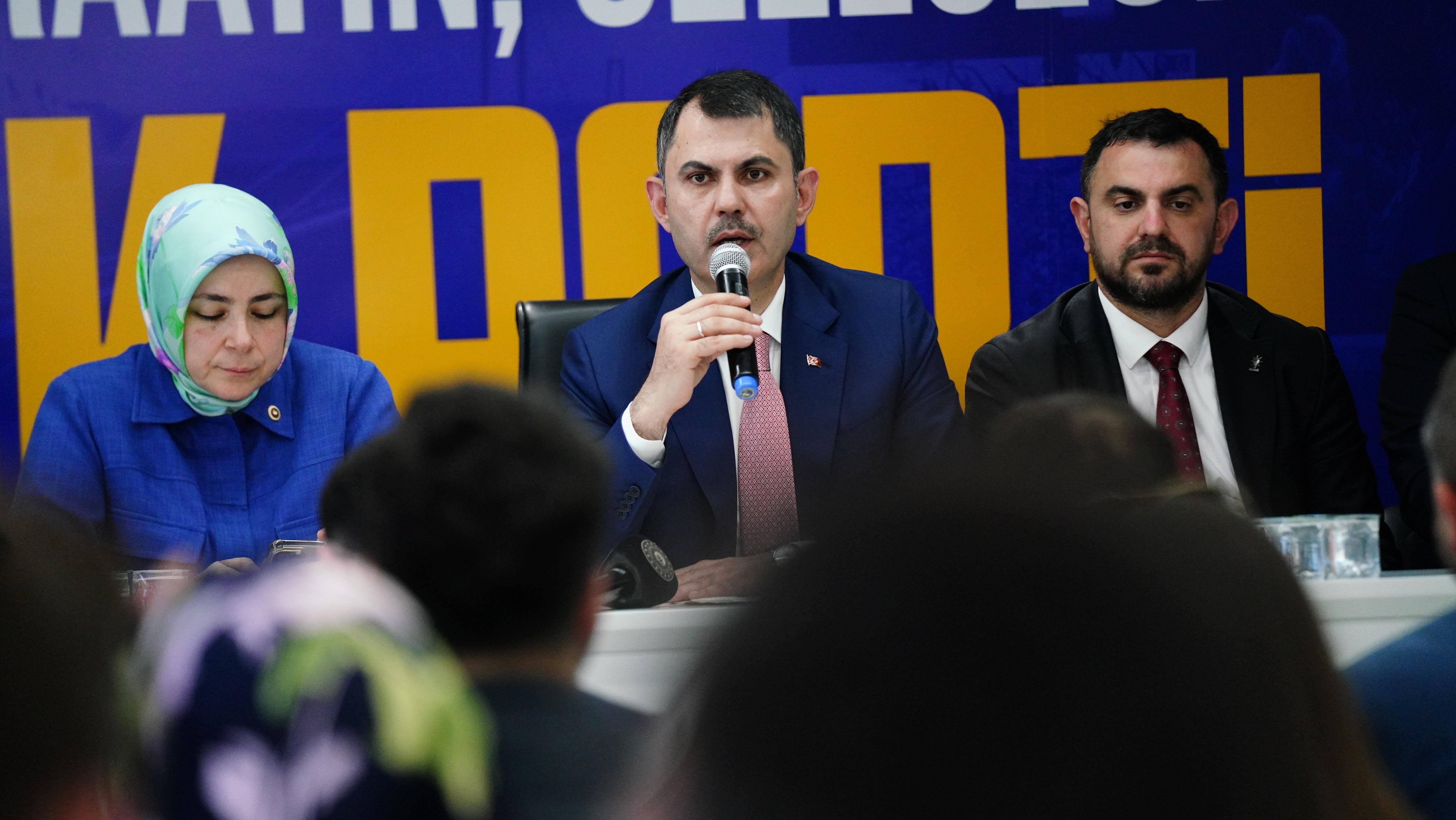 Bakan Kurum gençlerin çay davetine katıldı
