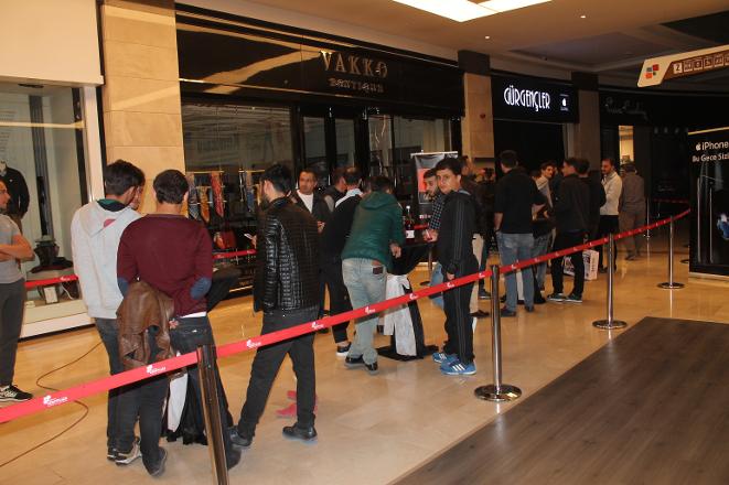 Kuyruğa girenler oldu! Apple ın yeni telefonu satışta