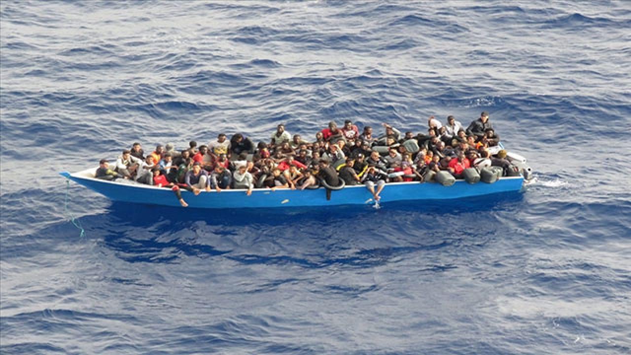Tunus açıklarında göçmen teknesi battı: 13 ölü