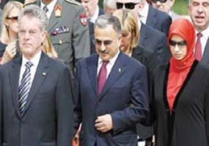 Bakan Eşine Türban Uyarısı