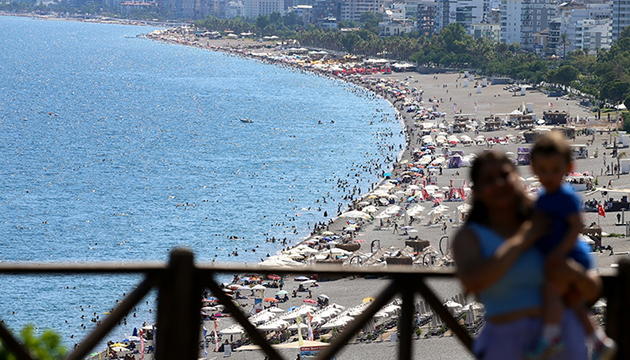 Antalya turizm sezonunu kapatmadı!