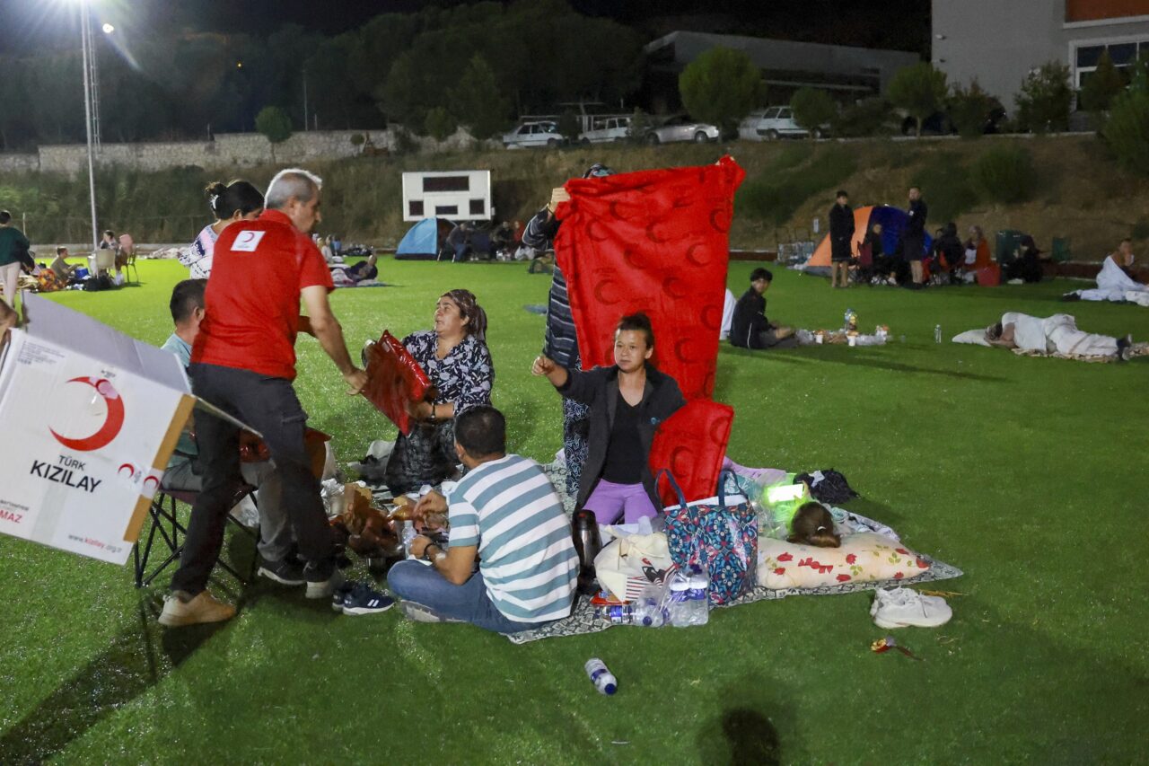 Sındırgı da vatandaşlar ikinci geceyi de dışarıda geçirdi