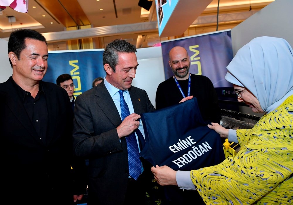 Ali Koç, Emine Erdoğan a Fenerbahçe forması hediye etti