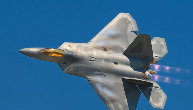 ABD’de F-22 Raptor savaş uçağı düştü!