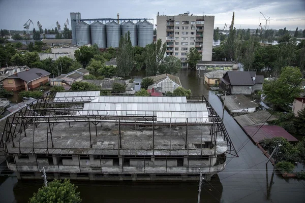 Ukrayna da dev baraj hasar gördü, onlarca yerleşim yeri sular altında