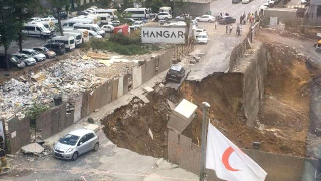 İstanbul da istinat duvarı çöktü