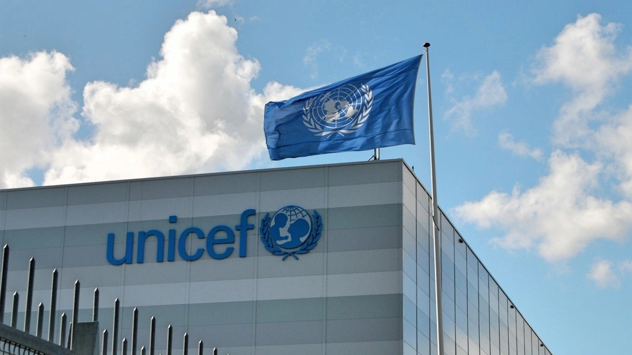 Gazze de UNICEF aracı vuruldu!
