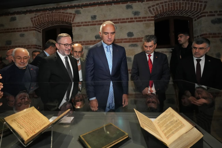 700 yıllık yazma eserler İstanbul da bir araya geldi