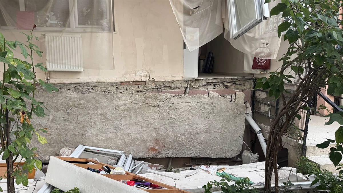 Avcılar da 6 katlı binanın balkonu çöktü
